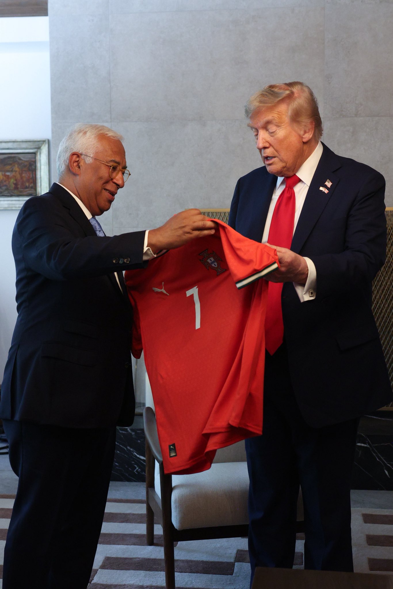 Donald Trump otrzymał koszulkę od Ronaldo